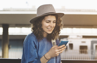 Image d'une femme qui regarde son téléphone